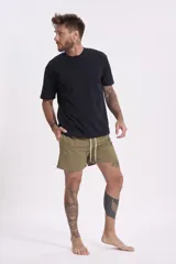 Remera gris de corte clásico y mangas cortas.