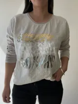 Remera negra de algodón con estampado de animal print en dorado, plateado y gris.