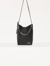 Cartera tipo tote confeccionada en cuero vacuno color crudo, con textura tipo piel de cocodrilo. Tiene correa larga al hombro y apliques metálicos con el logo de la marca. Incluye sobre interno desmontable con cierre.