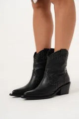 Bota texana de caña media-baja color negro, con punta elegante y detalle de mini tachas.