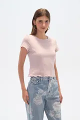 Remera negra de algodón con punto canalé, corte entallado y cuello a la base.