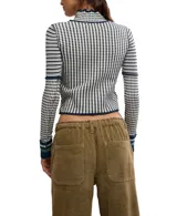 Remera de cuello alto con volados, mangas largas ajustadas y estampado de cuadros en blanco y negro.