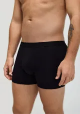 Pack de dos bóxers largos, uno blanco y otro negro, confeccionados en algodón y elastano, con cintura elástica personalizada.