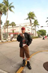 Campera bomber negra de cuero sintético, con interior forrado en guata siliconada, cierre frontal y puños elásticos. Tiene tres bolsillos: dos frontales y uno en la manga izquierda con cierre metálico.