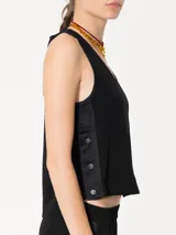 Musculosa color rosa pálido de satén doble, corte en A y sin mangas.