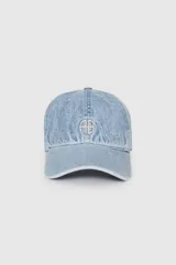 Gorra de béisbol celeste de jean con logo bordado en el frente.