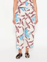 Pantalón capri de algodón con estampado floral en tonos celeste, marrón y blanco.