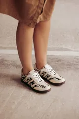 Zapatillas Adidas Samba con estampado animal print en blanco y negro, detalles en cuero beige y suela de goma color caramelo.