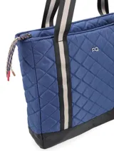 Cartera tipo shopper azul con diseño capitoneado y base negra. Tiene correas bitono, cierre de nylon con tirador textil, logo metálico, bolsillos interiores y compartimento acolchado para laptop.