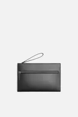 Bolso tipo sobre negro, con compartimento principal con cierre de cremallera, bolsillo interno con cremallera, bolsillo frontal con cremallera y asa de mano.