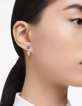 Aros ear jacket plateados con cristales Swarovski azules cuadrados y cristales Swarovski blancos en forma de pera.