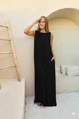 Vestido largo negro sin mangas, de corte recto y escote redondo.