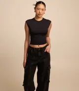 Pantalón recto de jeans negro con bolsillos cargo laterales y friso delantero.