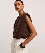 Body marrón sin mangas, confeccionado en tricolina con caída amplia y cuello redondo.