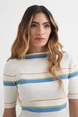 Sweater de punto color beige con rayas horizontales en naranja y blanco, de mangas cortas y cuello redondo.