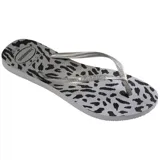 Ojotas Havaianas Slim Animals con estampado animal print en tonos grises y negros, y tiras plateadas.