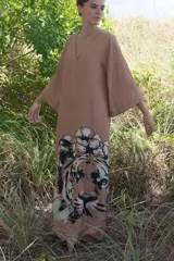 Vestido largo color camel, con escote en V, mangas amplias y estampa de un tigre con flores en la falda.