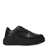Zapatillas urbanas negras con plataforma, acordonadas y con detalles de perforaciones en la puntera y los laterales.