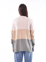 Saco tipo cárdigan largo, color beige con bloques de color gris y arena.