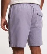 Bermuda masculina color lila texturizada, con cintura elástica ajustable con cordón, bolsillos laterales y etiqueta de marca en el lateral.