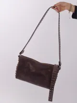 Bandolera de cuero marrón oscuro con correa corta y correa larga intercambiables, forro interior y bolsillo con cierre.