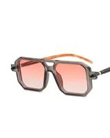 Lentes de sol en tendencia, con diseño moderno y protección UV400.