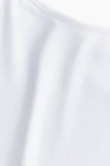 Top blanco de breteles finos y corte entallado, confeccionado en microfibra suave.