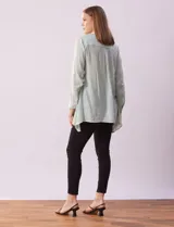 Camisa larga de rayón marca Robert Louis, color beige. Tiene cuello con solapa, abertura central con botones y mangas regulables con presilla y botón. Los laterales tienen tajo.