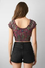 Top corto de poliéster con estampado paisley multicolor, escote en V con volados, corte ajustado, elástico en la cintura y mangas cortas.