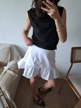 Minifalda blanca con volados en el ruedo.