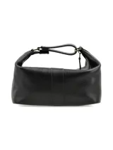 Neceser marrón con textura de piel de cocodrilo, cierre superior con cremallera y correa de mano lateral.