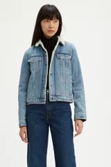 Campera de jean celeste con cuello y forro de sherpa color crema.