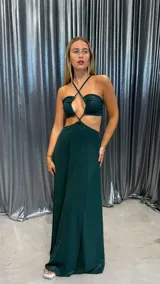 Vestido largo de fiesta color verde esmeralda, con escote halter cruzado, abertura en el abdomen y falda acampanada.