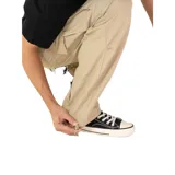 Pantalón cargo de hombre color beige, de corte holgado y tiro medio, con cintura elástica ajustable con cordón y bolsillos cargo laterales.