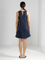 Vestido corto azul marino de lino italiano con fibra metalizada, sin mangas y con aberturas redondeadas en los laterales.