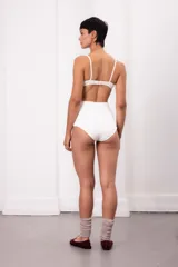 Culotte blanco de algodón con doble tela y diseño sin elásticos.