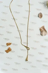 Collar largo dorado de acero quirúrgico con baño de oro, con cadena fina y dije en forma de gota.