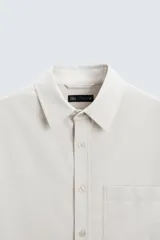 Camisa relaxed fit confeccionada en tejido con mezcla de algodón con tacto suave. Cuello solapa y manga larga acaba en puño con botón. Bolsillo plastrón en pecho. Cierre frontal de botonadura.