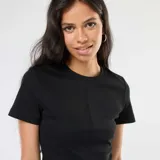 Camiseta negra de punto de canalé fino, con cuello redondo y mangas cortas. Presenta una costura vertical central en el frente que se abre en el ruedo.