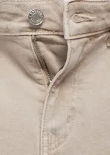 Pantalón de jean color beige, de corte flare y tiro alto.