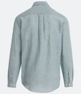 Camisa celeste de lino con cuello camisero, abotonadura frontal y mangas largas.