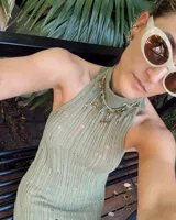 Collar corto con cordón de algodón color menta y flores de bronce.