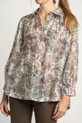 Camisa oversize estampada con motivos paisley en tonos pastel.