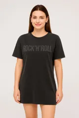 Vestido corto negro de algodón con cuello redondo y mangas cortas. Presenta la inscripción "Rock'n'Roll" con apliques brillantes en el frente.