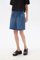 Short de jean azul, con bolsillos y calce alto.