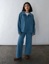 Pantalón de jean celeste de corte ancho, tiro alto y estilo vintage. Confeccionado con algodón 100% reciclado y bolsillos cuadrados en delantero y espalda.