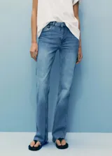 Pantalón de jean celeste de corte recto, tiro medio, con cinco bolsillos, cierre de cremallera y botón, trabillas y bajo deshilachado.