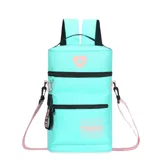 Mochila celeste con correas negras y rosadas, con bolsillo frontal con cierre y llavero desmontable.