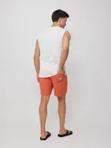 Short de baño Rusty color naranja, confeccionado en algodón y elastano, con cintura elástica ajustable con cordón.