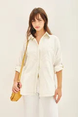 Campera manga larga color marrón con cuello camisero, confeccionada en gabardina con parches bordados en delantero y espalda.